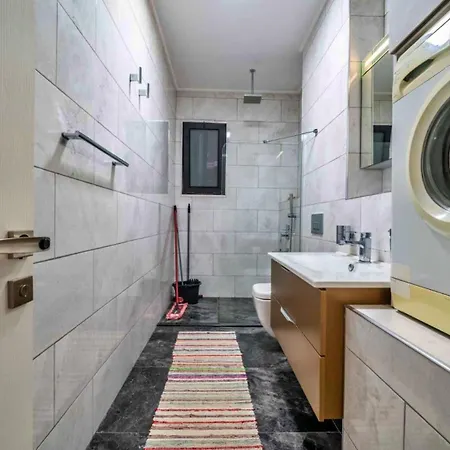 2 Bedroom 5 Minutes Drive To The Town *